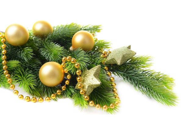 Bolas de Navidad y estrellas decorativas en abeto, aislado en superficie blanca
