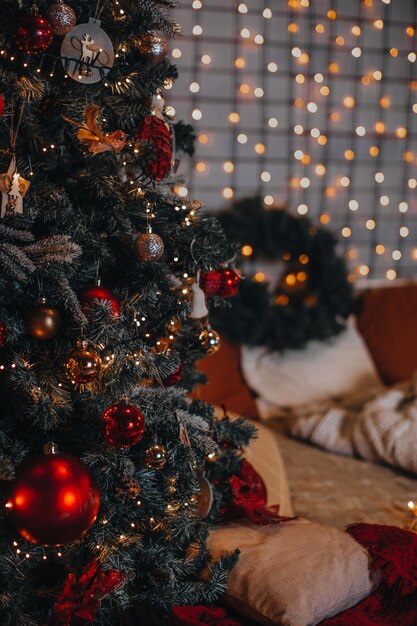 Bolas de Navidad festivas de plata roja y juguetes colgados en el árbol de Navidad Detalles de Año Nuevo