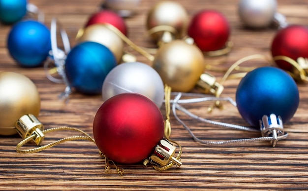 Bolas de navidad en el fondo de madera Fondo de año nuevo