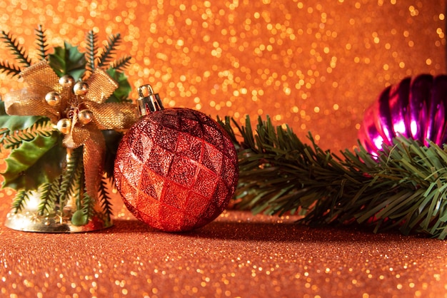 Bolas de Navidad, hermosas bolas de Navidad en supercifie brillante, enfoque selectivo.