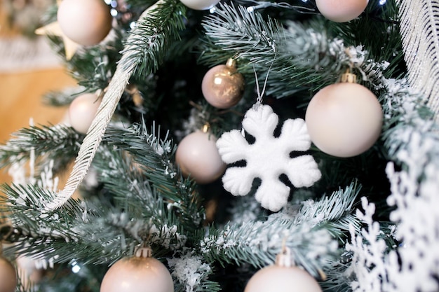 Bolas de Navidad y juguetes en el árbol de Navidad Adornos navideños y decoración blanca.