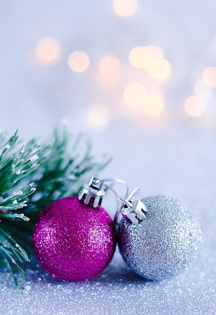 Bolas de Navidad con luces borrosas