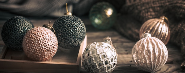 Foto bolas de navidad en mesa rústica