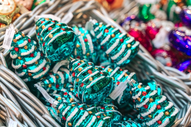 Bolas de navidad en el mostrador de la tienda