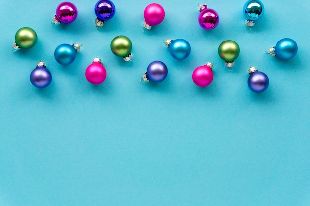 Bolas de Navidad multicolores sobre una superficie azul