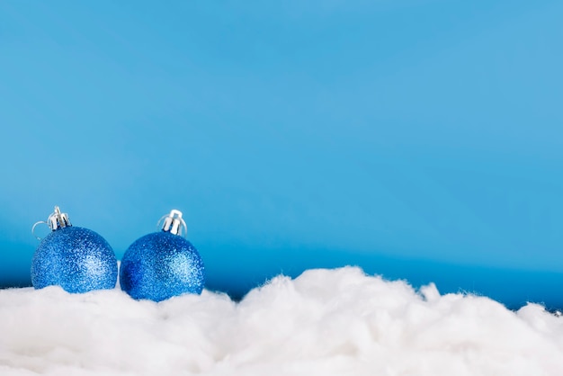 Foto bolas de navidad en nieve decorativa