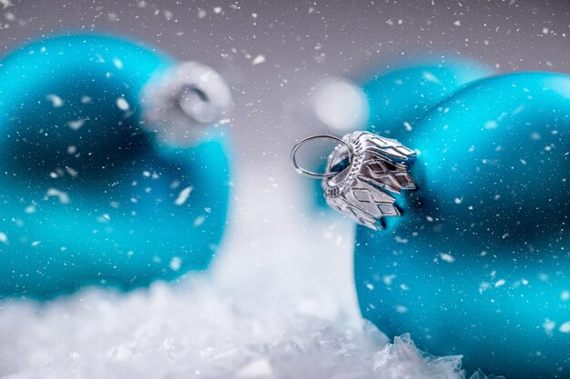 Bolas de Navidad en la nieve y escenas abstractas nevadas