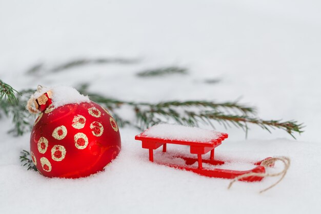 Bolas de navidad con nieve