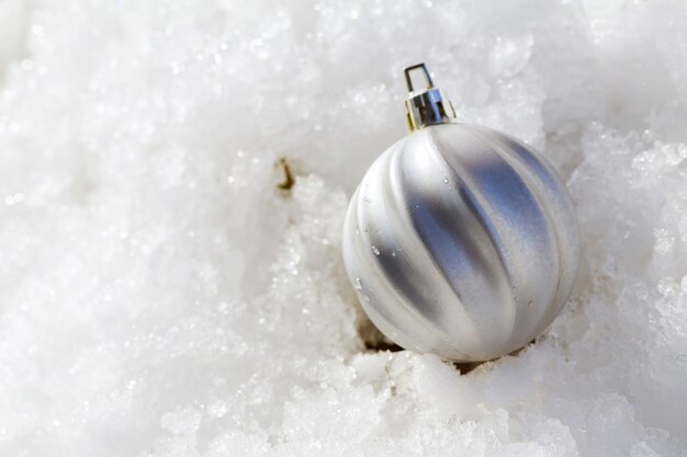 Bolas de navidad en la nieve