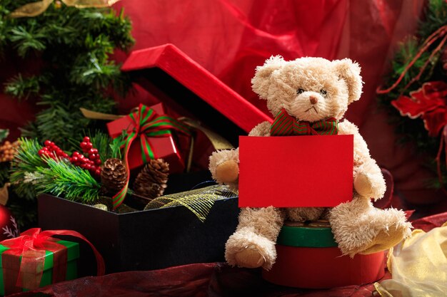 bolas de navidad oso de peluche y regalos