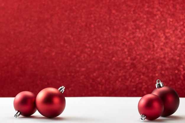 Bolas de Navidad en pared blanca mesa roja