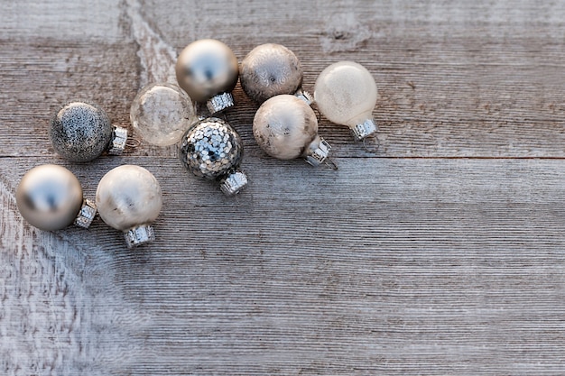 Bolas de Navidad de plata sobre fondo de madera