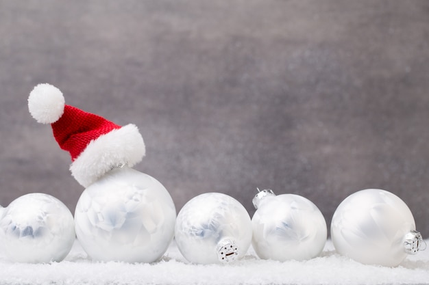 Bolas de Navidad plateadas sobre fondo brillante