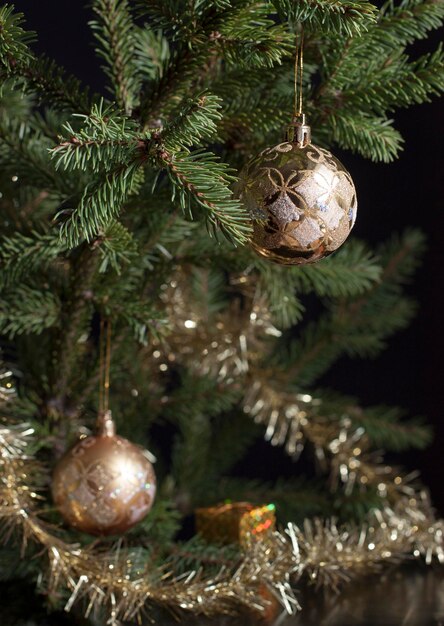 Bolas de Navidad en rama de abeto