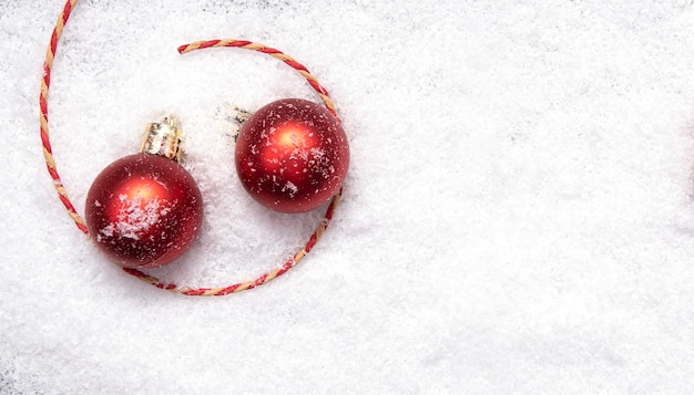 Bolas de Navidad rojas, adornos para árboles de Navidad en la nieve, diseño