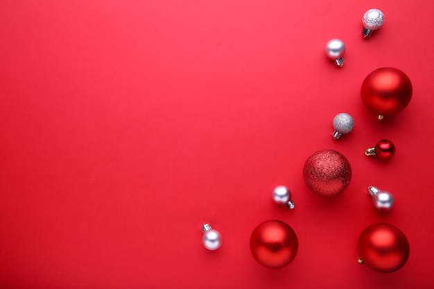 Bolas de navidad rojas y doradas sobre un fondo rojo