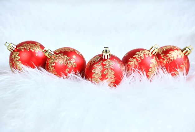 Bolas de Navidad rojas con nieve aislado en blanco