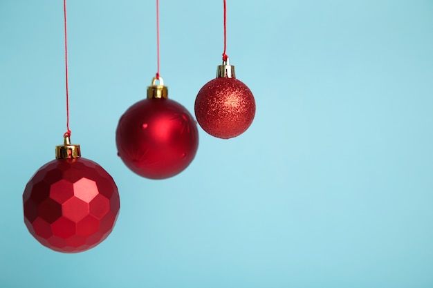 Bolas de Navidad rojas sobre fondo azul. Concepto de año nuevo.