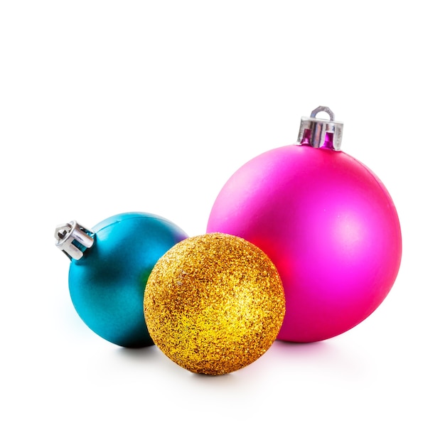 Bolas de Navidad rosas, doradas y azules aisladas sobre fondo blanco. Elemento de diseño