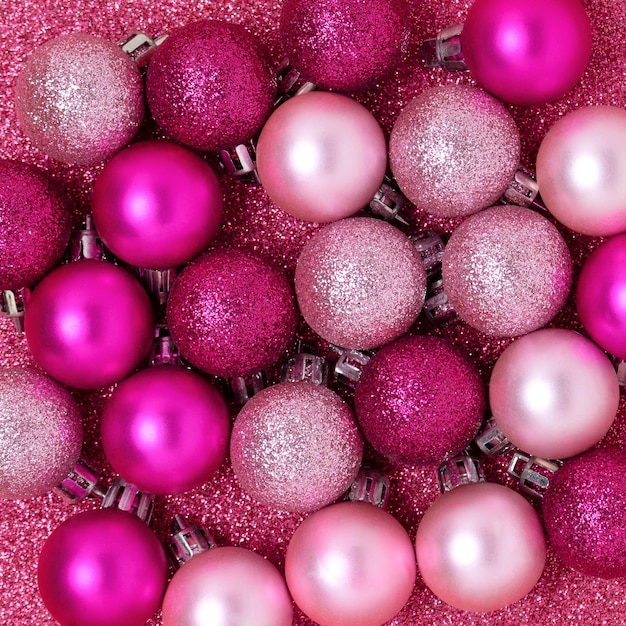 Bolas de Navidad sobre un fondo rosa brillante