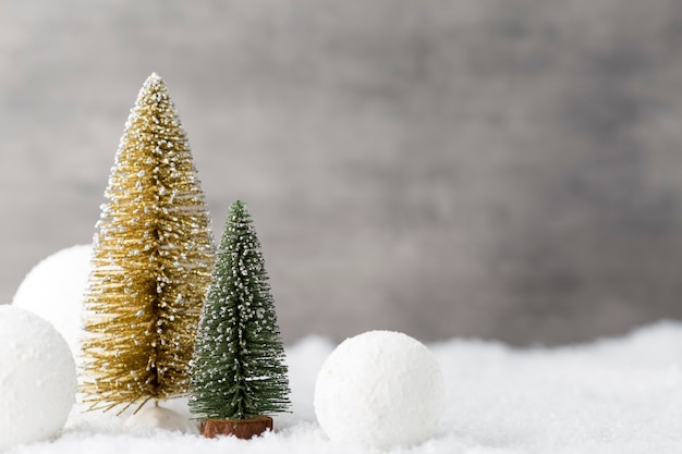 Bolas de Navidad, tarjetas de felicitación y abeto en la nieve