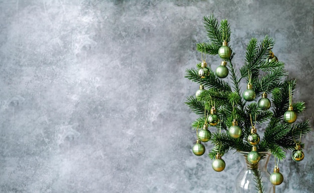 Bolas de Navidad verdes decoran el árbol de Navidad