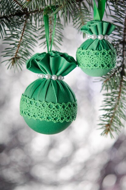 Bolas de Navidad verdes con un patrón en una rama de abeto. Decoración de año nuevo.