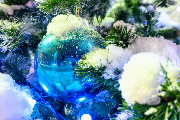 Bolas navideñas en la calle La tormenta de nieve