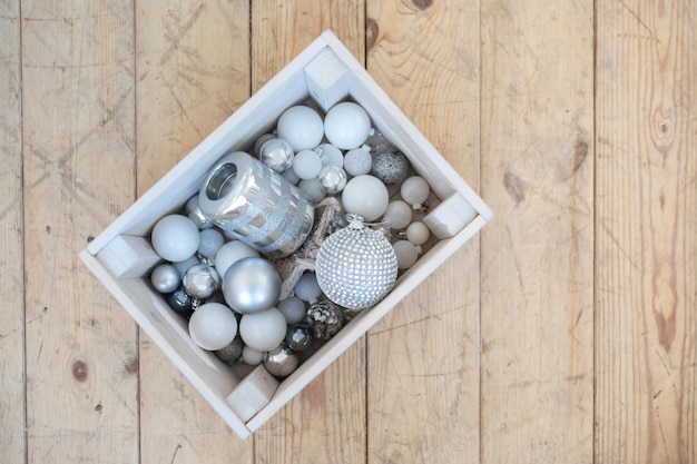 Bolas navideñas y juguetes en el fondo de la caja.