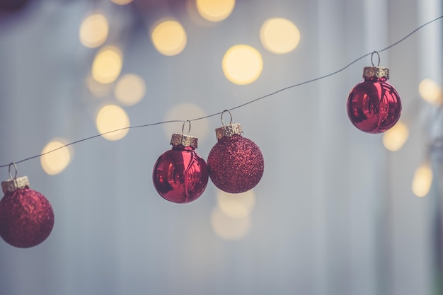 Bolas navideñas rojas con decoración de fondo brillante en el exterior