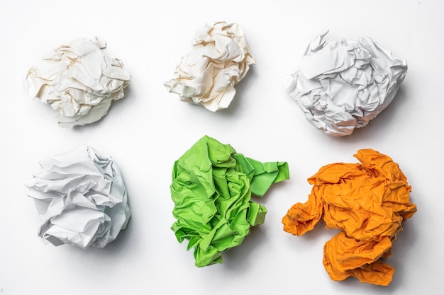 Bolas de papel arrugadas de colores aisladas sobre un fondo blanco