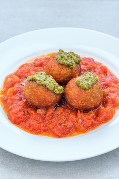 Bolas de pescado en el plato