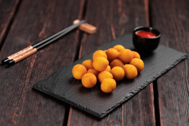 Bolas de pescado rebozadas con palillos comida asiática