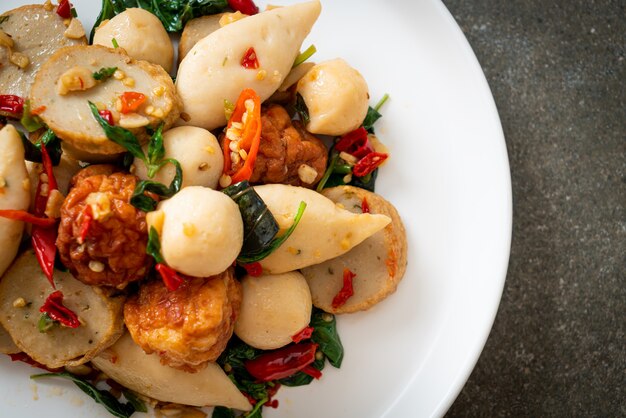 Bolas de pescado salteadas picantes con hierbas