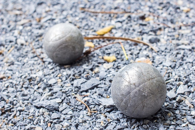 Bolas de petanca usadas en un suelo arenoso