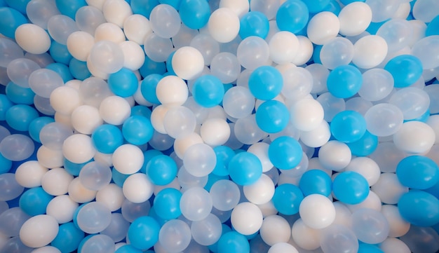 Bolas de plástico azules y blancas en la piscina de bolas en el patio de juegos para niños