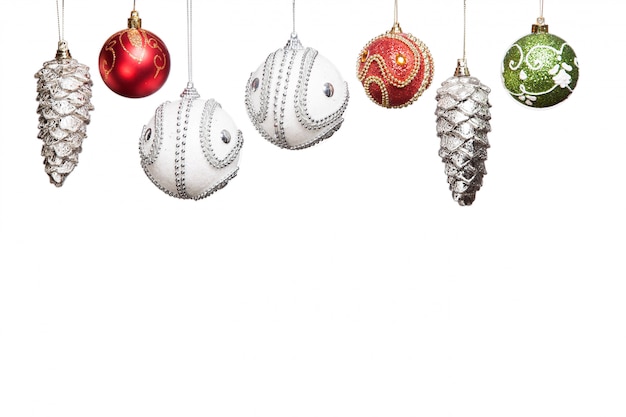 Bolas de plata, rojo, verde Navidad año nuevo para árbol de Navidad aislado en blanco