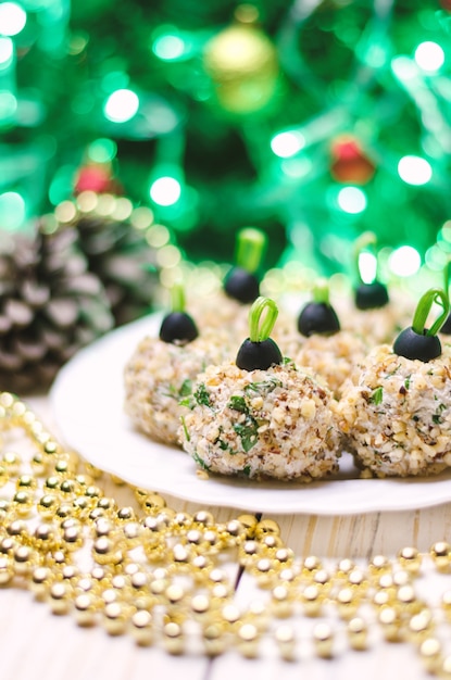 Bolas de pollo con queso philadelphia y perejil, decoradas como bolas de navidad.