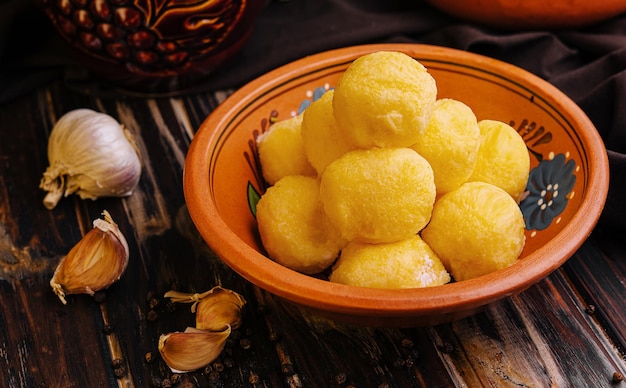 Bolas de queso con ajo dentro en un tazón