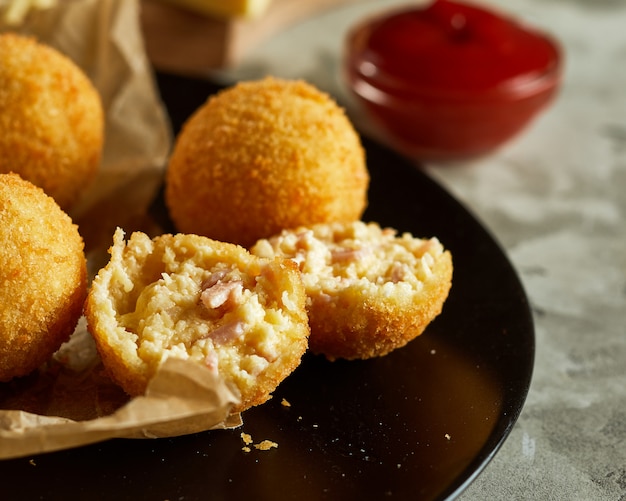 Bolas de queso casero fresco en tabla de cortar de madera