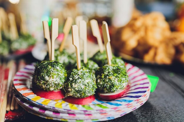 Bolas de queso de comida útil con galletas, hierbas y semillas de calabaza en un plato horizontal