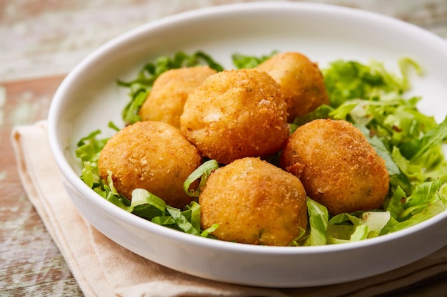 Bolas de queso dorado fritas servidas en un plato aislado en la mesa vista de la comida árabe