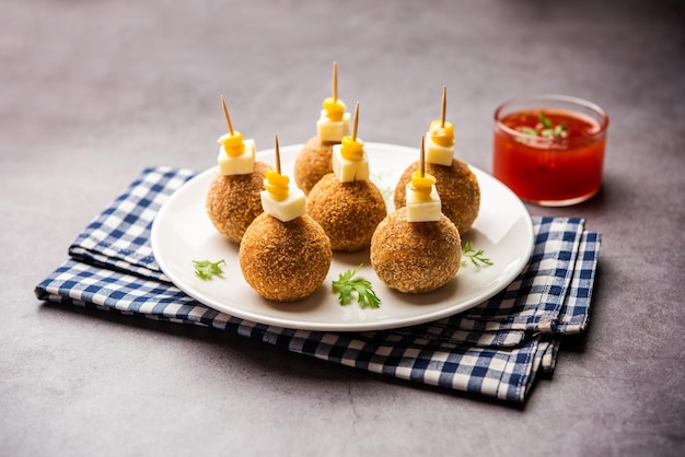 Bolas de queso de maíz con bocadillo de fiesta popular de la India