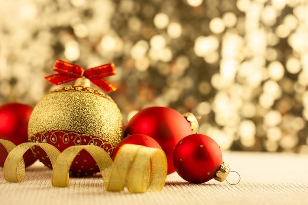 Bolas rojas brillantes de Navidad con cintas doradas