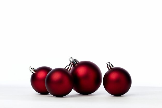 Bolas rojas de Navidad aisladas