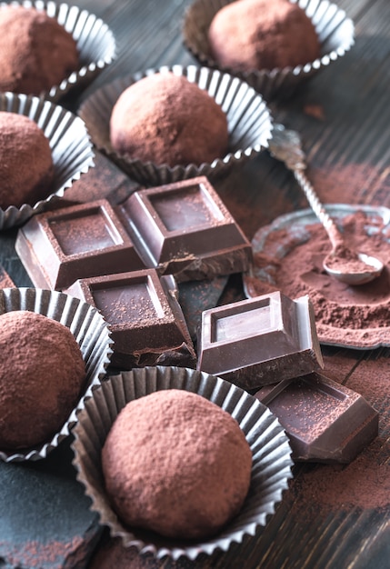 Bolas de ron con cacao en polvo y rodajas de chocolate