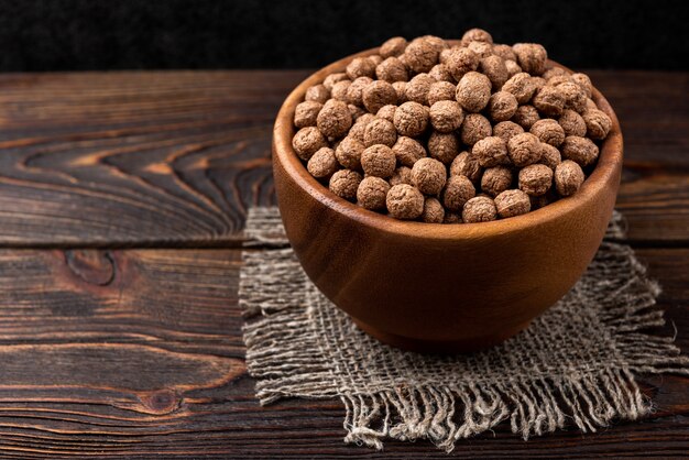 Bolas secas de chocolate em uma tigela de madeira