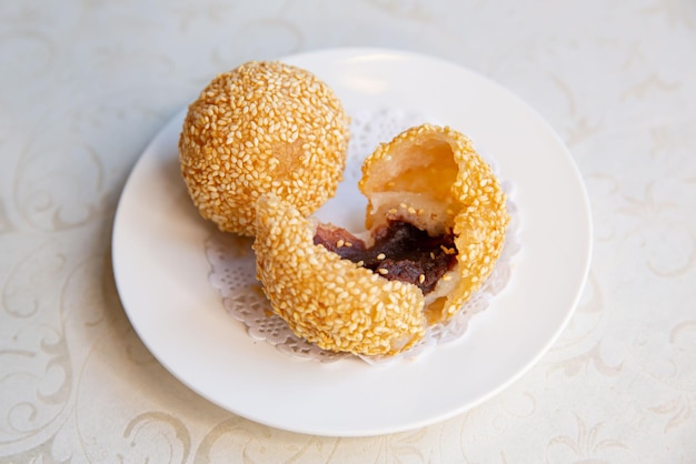 Bolas de sésamo de pasta de frijol rojo chino de yumcha cantonés tradicional cocina gourmet asiática comida comida