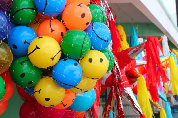 Bolas sonrientes de colores y piñata fiesta