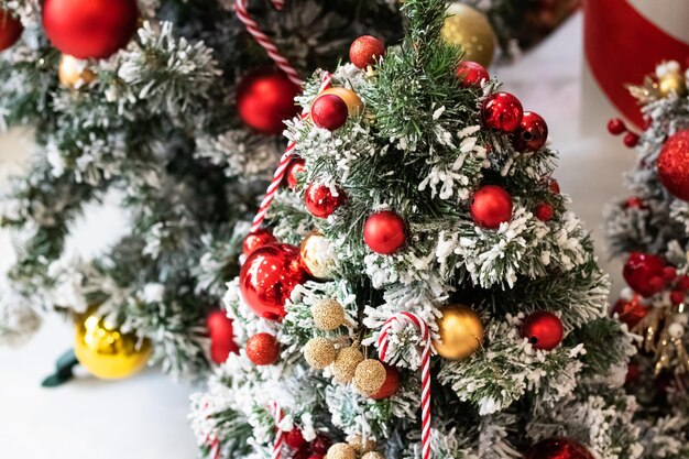 Bolas vermelhas e brancas na árvore de Natal